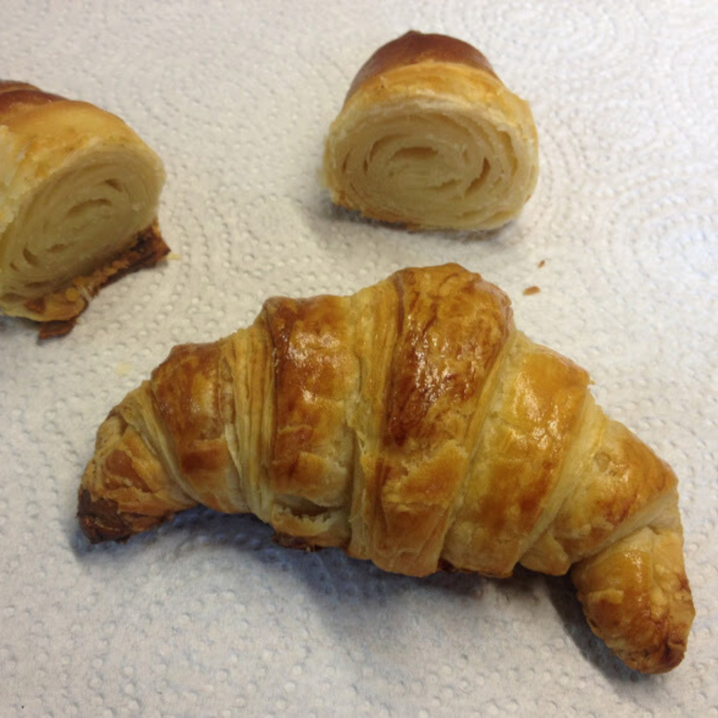 Croissant sfogliati con crema di mandorle al cioccolato