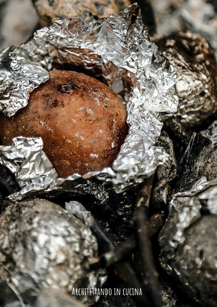 Patate cotte sotto la cenere per fare gli gnocchi